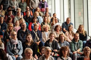 Uczestnicy spaceru Szlakiem Filmowym Gdyni zgromadzeni w Gdyńskim Centrum Filmowym