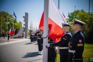Gdyńskie obchody Międzynarodowego Dnia Uczestników Misji Pokojowych ONZ oraz Dnia Weterana Działań poza Granicami Państwa przed pomnikiem Polski Morskiej. Fot. st. chor. szt. mar. Piotr Leoniak