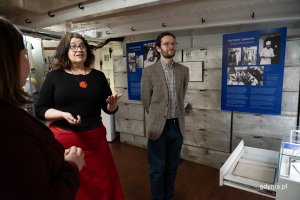 Kobieta w czerwonej sp&oacute;dnicy i młody mężczyzna