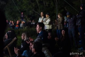Widownia w trakcie koncertu w amfiteatrze na Kamiennej G&oacute;rze