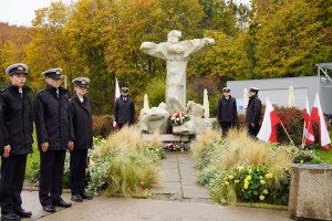 Uniwersytet Morski upamiętnił ludzi morza. Na zdjęciu widzimy Kompanię Reprezentacyjną Uniwersytetu Morskiego w Gdyni, pełniącą asystę honorową.