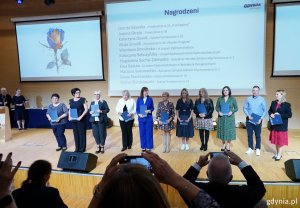Nagrodzeni i wyróżnieni w towarzystwie wiceprezydentki Oktawii Gorzeńskiej