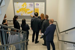 Zdjęcie grupowe delegacji z Kaohsiungu i Gdyni podczas spaceru po ZSO nr 8 w Gdyni