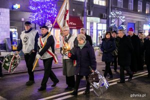 Wieczorne uroczystości upamiętniające ofiary Grudnia '70 - przemarsz pod pomnik // fot. Karol Stańczak