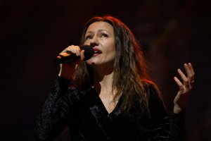 Kobieta z mikrofonem na scenie