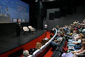 Prezydent Gdyni Aleksandra Kosiorek przemawiająca podczas premiery książki pt. &bdquo;Lufcik&rdquo; w Gdyńskim Centrum Filmowym
