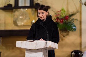 Kobieta w eleganckim płaszczu