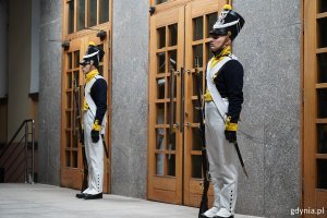 Warta podchorążych w historycznych mundurach