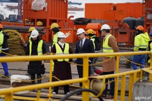 Na zdjęciu m.in.: prezydent Gdyni Aleksandra Kosiorek, wiceprezydent Gdyni Tomasz Augustyniak i Rafał Przytarski, dyrektor zarządzający Stoczni CRIST SA 