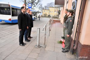 Przedstawiciele miasta w asyście harcerzy złożyli wieniec pod tablicą upamiętniającą gen. Antoniego Hedę-Szarego /fot. Paweł Kukla