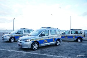 Trzy nowe radiowozy Straży Miejskiej w Gdyni na parkingu na skwerze Arki Gdynia