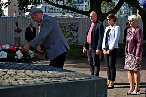 Gdyńscy samorządowcy: wiceprezydenci Katarzyna Gruszecka-Spychała i Michał Guć, Joanna Zielińska - przewodnicząca Rady Miasta Gdyni oraz radny Zenon Roda złożyli kwiaty przed pomnikiem Ofiar Grudnia '70 na placu Wolnej Polski z okazji 42. rocznicy strajków sierpniowych i podpisania porozumień sierpniowych // fot. Przemysław Kozłowski