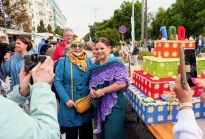 Prezydent Gdyni Aleksandra Kosiorek z mieszkanką Gdyni (fot. Mirosław Pieślak)