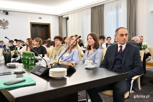 Konferencja &bdquo;Polityka państwa polskiego wobec materialnego i niematerialnego dziedzictwa wpisanego na Listę Światowego Dziedzictwa UNESCO&rdquo; w Senacie RP. Na zdjęciu widoczna m.in. gdyńska młodzież z II LO. (fot. Łukasz Kamasz/gdynia.pl)