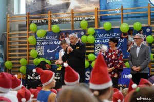 Na zdjęciu m.in.: kadm. prof. dr hab. Tomasz Szubrycht, rektor AMW, Beata Koniarska, członkini zarządu PGZ Stocznia Wojenna, kmdr por. rezerwy Dariusz Sapiejka, dyrektor Akademickiego Centrum Sportowego AMW i Kacper „Kacpa” Lachowicz oraz dzoeci