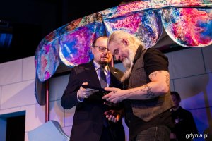 Na zdjęciu: tegoroczny laureat i Mariusz Bzdęga, dyrektor zarządzający ds. kultury i aktywności mieszkańc&oacute;w
