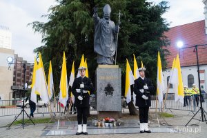 Honorowa asysta przy pomniku Jana Pawła II