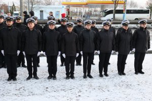 studenci Uniwersytetu Morskiego uczestniczący w uroczystości podniesienia bandery na gmachu uczelni // fot. UMG