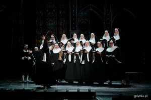 Zdjęcie z pr&oacute;by medialnej spektaklu &bdquo;Zakonnica w przebraniu&rdquo; w Teatrze Muzycznym w Gdyni. Scena zbiorowa 