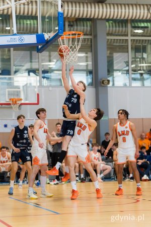 Koszykarze na boisku w trakcie meczu