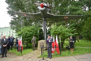 Jubileuszowe obchody przy symbolicznym obelisku i umieszczonym na cokole samolocie TS-8 Bies w Babich Dołach, fot. Michał Puszczewicz