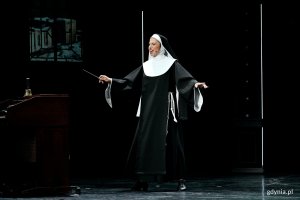 Zdjęcie z pr&oacute;by medialnej spektaklu &bdquo;Zakonnica w przebraniu&rdquo; w Teatrze Muzycznym w Gdyni. Karolina Merda jako Deloris Van Cartier