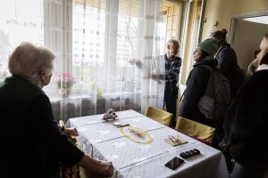 Kilka osób w pokoju mieszkania.