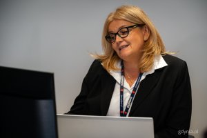 Przedstawicielka Gdyńskiego Centrum Kontaktu w nowo otwartym Punkcie Obsługi Mieszkańców Urzędu Miasta Gdyni na Chwarznie-Wiczlinie, w lokalu przy ul. Tęczowej 37 (fot. Kamil Złoch)