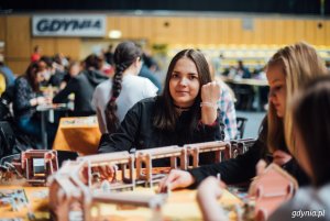 // fot. Sylwester Ciszek. Uczestnicy Festiwalu "Gramy" grający w planszówki