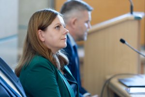 Wczoraj w sali 105 Urzędu Miasta Gdyni prezydent Aleksandra Kosiorek, naczelnik Wydziału Zarządzania Kryzysowego Robert Ronduda i sekretarz miasta Łukasz Kobus spotkali się z przedstawicielami służb i instytucji odpowiedzialnych za bezpieczeństwo. Rozmowy dotyczyły opracowania w ciągu miesiąca wkładów do Pomorskiego Planu Ewakuacji i Ochrony Ludności. (fot. Natalia Kawalerowicz)