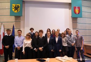 na zdjęciu młodzi radni