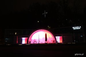 Muszla na placu Grunwaldzkim oświetlona na biało-czerwono z okazji Dnia Niepodległości // fot. Michał Puszczewicz