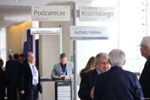 Rozmawiający mężczyźni na kongresie w Sheratonie