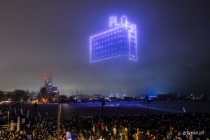 Taniec dronów nad gdyńską plażą. Fot. Karol Stańczak