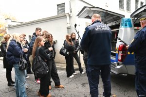 Strażnik przy samochodzie z młodzieżą