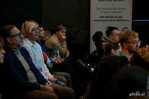 Uczestnicy II Gdyńskiego Forum Środowisk Działających na rzecz Osób z Niepełnosprawnościami podczas spotkania w Konsulacie Kultury. Wśród nich: Elżbieta Biernacka ze stowarzyszenia "Dlaczego NIE" (druga od lewej w drugim rzędzie) i Marek Wysocki - ekspertem ds. dostępności (pierwszy od lewej w drugim rzędzie) 