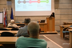 na zdjęciu ludzie siedzący na spotkaniu