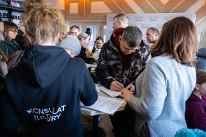 Gra miejska oparta na spektaklu &bdquo;Majka z Kajtkiem jadą trajtkiem&rdquo; (fot. Kamil Złoch)