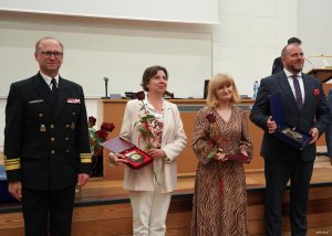 Kobiety w eleganckich strojach i mężczyźni w mundurach