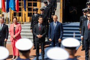 Polsko-szwedzkie rządowe konsultacje w Gdyni. Delegacje na terenie obiekt&oacute;w Akademii Marynarki Wojennej w Gdyni. Donald Tusk i Ulf Kristersson (fot. Kamil Złoch)