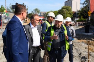 Wczoraj na placu budowy spotkała się specjalnie zwołana rada. W spotkaniu wzięli udział m.in: Wojciech Szczurek, prezydent Gdyni, Marek Łucyk, wiceprezydent Gdyni, Roman Witowski, dyrektor ZDiZ w Gdyni oraz przedstawiciele firmy MTM, wykonawcy robót, fot. Jan Ziarnicki. 