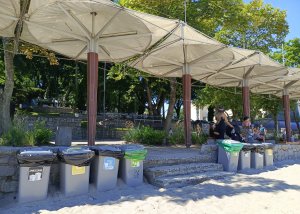 Pojemniki na odpady przy plaży Środmieście