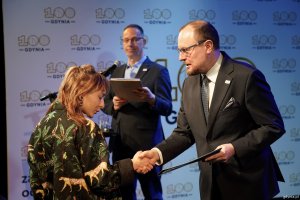 Mariusz Bzdęga, dyrektor zarządzający ds. kultury i aktywności mieszkańc&oacute;w gratuluje laureatce stypendium kulturalnego