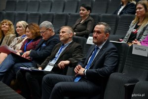 Od prawej: wiceprezydent Gdyni Tomasz Augustyniak, Tomasz Kiliński &ndash; państwowy powiatowy inspektor sanitarny w Gdyni, dr Paweł Grzesiowski &ndash; gł&oacute;wny inspektor sanitarny, Aneta Bardoń-Błaszkowska &ndash; zastępca pomorskiego państwowego wojew&oacute;dzkiego inspektora sanitarnego i dr n. med. Marzena Podg&oacute;rska &ndash; rektor Gdańskiej Akademii Medycznej Nauk Stosowanych podczas gali finałowej Pomorskiego Festiwalu Kr&oacute;tkich Film&oacute;w o HIV