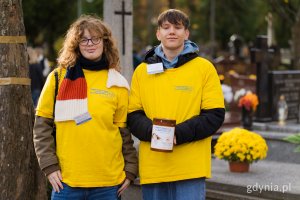 Dwoje młodych wolontariuszy podczas kwesty na rzecz gdyńskiego hospicjum 