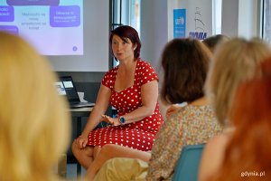 Prof. dr hab. Natasza Kosakowska-Berezecka, kierownik Zakładu Psychologii Międzykulturowej i Psychologii Rodzaju Uniwersytetu Gdańskiego, wygłaszająca wykład podczas pierwszego spotkania Gdyńskiej Strefy Otwartości