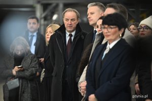 Marszałek wojew&oacute;dztwa pomorskiego Mieczysław Struk, Arkadiusz Marchewka - sekretarz stanu w Ministerstwie Infrastruktury i wojewoda pomorska Beata Rutkiewicz podczas spotkania z premierem w PGZ Stoczni Wojennej 