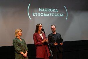 Od lewej: Anna Ratajczak-Krajka, Krystyna Weiher-Sitkiewicz oraz Waldemar Elwart – członkowie jury nagrody „Etnomatograf” podczas gali wręczenia nagród 18. MDAG // fot. Anna Rezulak