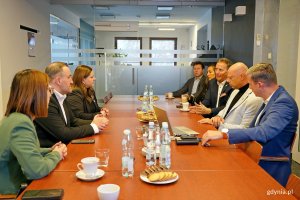 Spotkanie w Łączpolu. Na zdjęciu: prezydent Gdyni Aleksandra Kosiorek, wiceprezydent Tomasz Augustyniak, Justyna Patyk &ndash; zastępca naczelnika Wydziału Polityki Gospodarczej Urzędu Miasta Gdyni, Adam Pawłowski &ndash; prezes zarządu firmy Łączpol, Marcin Poltrok, J&oacute;zef Poltrok &ndash; założyciel firmy oraz Karolina i Piotr Poltrokowie