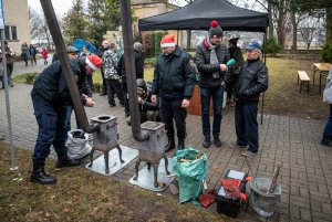 Dobrą metodę palenia w piecach prezentują w terenie strażnicy miejscy z Ekopatrolu, fot. Dawid Linkowski